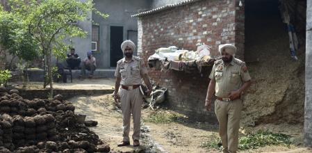 Agentes de policía inspeccionan partes de un proyectil acoplado a un vehículo aéreo no tripulado (UAV) interceptado por el Ejército indio en la aldea de Wadala Bhattewad, cerca de Amritsar, India
