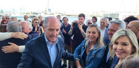 Francisco Camps llega al acto, recibido por las exalcaldesas de Alicante y Elx, Sonia Castedo y Mercedes Alonso, dos de sus principales apoyos en su retorno a la política.