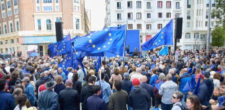 Desenes de persones durant la concentració en defensa d'Europa i la democràcia, a la Plaça de Callao, en Madrid&nbsp;