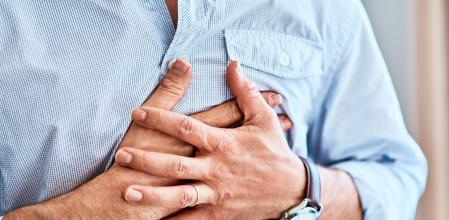 El infarto suele empezar con un fuerte dolor en el pecho