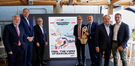 Constantí Serrallonga, Berni Álvarez, Jordi Valls (izquierda), Pau Relat, Miquel Samper, Josep Mateu, Marc Gené, ante el cartel de Jordi Labanda