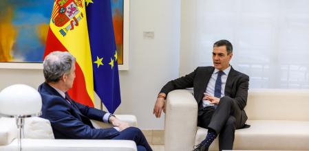 El presidente del Gobierno, Pedro Sánchez, en una reunión con el líder del PP, Alberto Núñez Feijóo, en el Palacio de la Moncloa&nbsp;