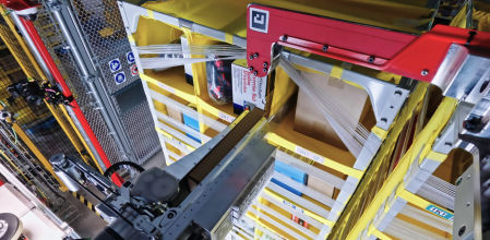 Vulcan selecciona un sobre en una de las estanterías de tela amarilla&nbsp;