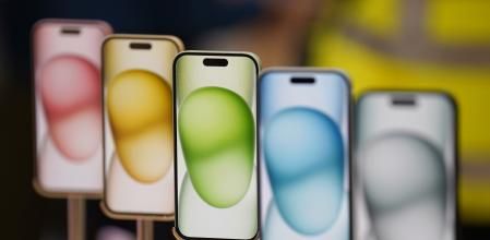 22 September 2023, United Kingdom, London: The new Apple iPhone 15 on display inside the tech giant's flagship store in Regent Street, central London. Photo: Jonathan Brady/PA Wire/dpa