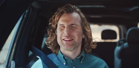 Danny Keane experimenta el sistema Kia Soundscapes que le permite sentir el paisaje a través de la música y los sonidos 