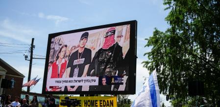 Momento en el que Hamas entrega a Edan Alexander a la Cruz Roja.&nbsp;