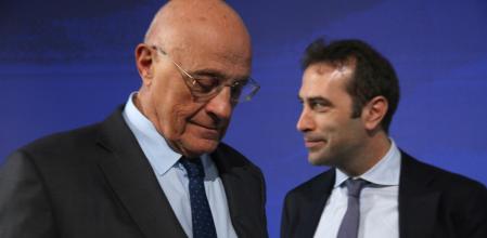 El presidente del Banc Sabadell, Josep Oliu, y el ministro de Economía, Carlos Cuerpo