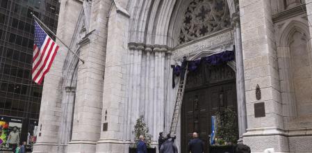 Preparativos para los actos en homenaje al papa Francisco en la catedral de Saint Patrick, en Nueva York