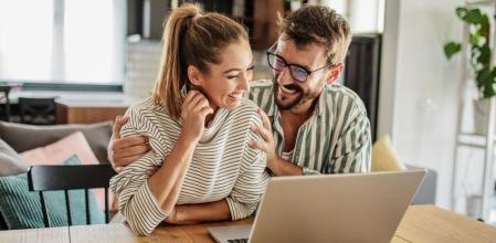 Una pareja descubre las mejores ofertas de Amazon