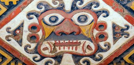 Detalle del mural de la pared en Huaca de la Luna. Huacas de Moche. Retrato del dios principal Ai Apaec, Trujillo, Perú.