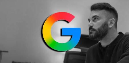 Pau Roldan junto al logo nuevo de Google.