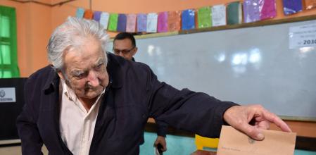 Mujica deposita su voto en una elección en noviembre del pasado año.&nbsp;