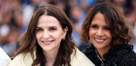 Juliette Binoche y Halle Berry sonríen en el photocall de presentación del jurado de la sección oficial