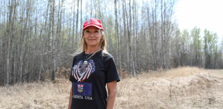 Algunos ciudadanos empiezan a exhibir camisetas en que Alberta se asocia a EE.UU. y a Trump