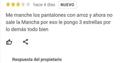 La reseña publicada por un cliente que se ha manchado los pantalones mientras comía en un restaurante