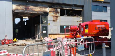 La nave incendiada ha quedado totalmente destrozada