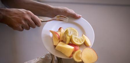 Comida en buen estado arrojada al cubo de basura