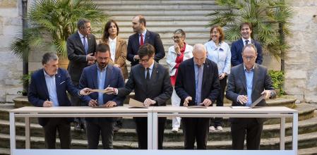 GRAFCAT8218. GIRONA, 14/05/2025.- El presidente de la Generalitat, Salvador Illa (c), junto a los alcaldes de Girona y Salt, Lluc Salellas (2i) y Jordi Viñas (i), el rector de la Universidad de Girona, Joaquim Salvi Mas (2d), y el director del Servei Català de Salut, Alfredo García Díaz (d), durante la firma, este miércoles en Girona, del protocolo de impulso a la construcción del futuro Hospital Trueta. EFE/David Borrat.
