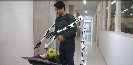 El periodista Amit Katwala, con cuatro brazos extra.