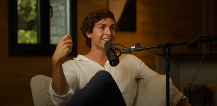 Jaime Higueras en la grabación de un podcast