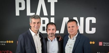 Los chefs Oriol Castro, Eduard Xatruch y Mateu Casañas durante el estreno del documental 'Plat en blanc', en el cine Phenomena