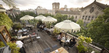 Una de las distintas terrazas del restaurante Casa Luz, dirigido por Tomás Abellán, en la plaza Universitat, que ha subido el listón gastronómico con dos menús degustación