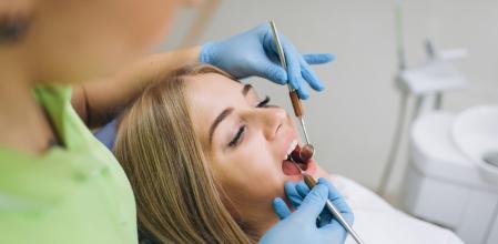 Una mujer se hace pasar por dentista y estafa a decenas de personas, algunas de ellas se quedan sin dientes