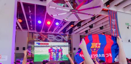 Retransmisión de un partido del FC Barcelona masculino en Casa Seat.