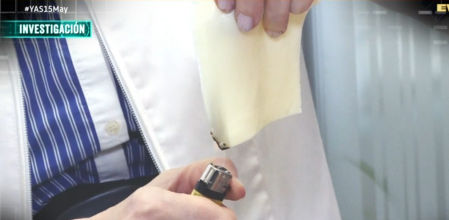 La prueba más visual: al quemar la loncha, en lugar de fundirse como el queso real, se ennegrece y desprende olor a plástico