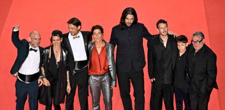 De izquierda a derecha, el equipo de Sirat, Richard Bellamy, Jade Oukid,Tonin Janvier, Stefania Gadda, el director Oliver Laxe, Joshua Liam Henderson, Bruno Nunez y Sergi López, esta noche, en la alfombra roja del festival de Cannes