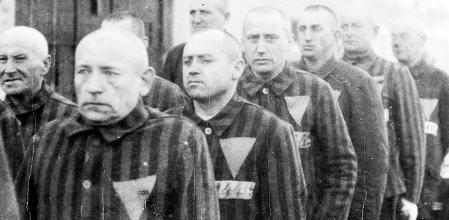Prisioneros del campo de concentración de Sachsenhausen, 1938. Portan un triángulo rosa, identificativo de los homosexuales