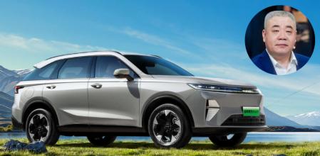 Composición con el nuevo GWM Haval Xiaolong Max y Mu Feng, el vicepresidente de GWM (Great Wall Motors).