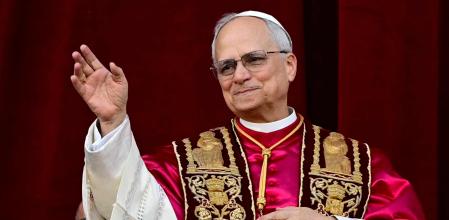 Robert Francis Prevost, tras ser elegido Papa con el nombre de León XIV