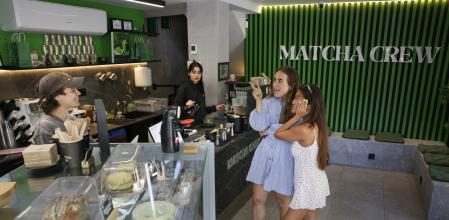 Ubicado a pocos minutos de la Sagrada Familia, Matcha Crew es popular tanto entre los vecinos del barrio como entre turistas