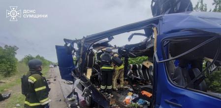 Los equipos de emergencias recuperan los cuerpos de los pasajeros después de que un dron ruso impactara un autobús de pasajeros en la aldea de Bilopillya, en la región de Sumy, Ucrania