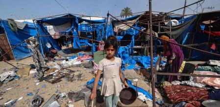 Los ataques aéreos israelíes nocturnos impactaron en tiendas de campaña para desplazados en el centro de Gaza