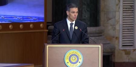El presidente del Gobierno, Pedro Sánchez, interviene en la cumbre de la Liga Árabe en Bagdad.&nbsp;