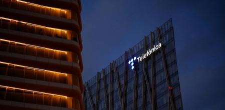 Edificio de la sede de Telefónica, que se alza en la zona del Fòrum, en Barcelona