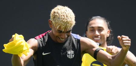 SANT JOAN DESPÍ, 17/05/2025.- Los jugadores del FC Barcelona Lamine Yamal (i) y Raphinha durante el entrenamiento a puertas abiertas en la Ciutat Esportiva Joan Gamper en Sant Joan Despí (Barcelona) este sábado. EFE/ Enric Fontcuberta