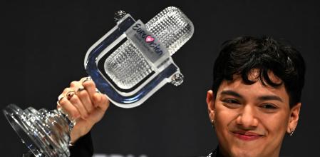 El cantante austriaco Johannes Pietsch, de nombre artístico JJ, con el micrófono de cristal tras ganar el festival de Eurovisión 2025 en Basilea&nbsp;&nbsp;