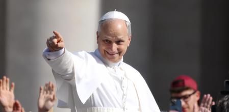 El papa León XIV saluda desde el papamóvil a los fieles congregados en la Plaza de San Pedro antes de la Misa de Inauguración de su pontificado