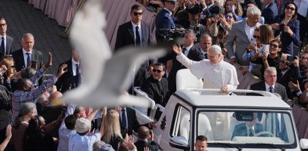 León XIV, este domingo durante su recorrido por San Pedro, en el Vaticano