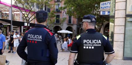 Un agente de Mossos junto a uno de la Urbana en el eix comercial de Lleida.&nbsp;