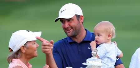 CHARLOTTE, NORTH CAROLINA - MAY 18: Scottie Scheffler of the United States celebrates with the Wanamaker Trophy, son, Bennett Scheffler and mom, Diane Scheffler after winning the 2025 PGA Championship at Quail Hollow Country Club on May 18, 2025 in Charlotte, North Carolina. Kevin C. Cox/Getty Images/AFP (Photo by Kevin C. Cox / GETTY IMAGES NORTH AMERICA / Getty Images via AFP)