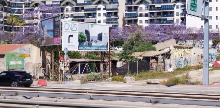 Los vecinos denuncian la existencia de edificios en ruina peligrosa en la avenida de Elche.