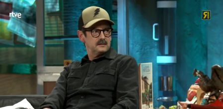 Manolo Solo acudió a ‘La Revuelta’ con lo puesto y acabó leyendo la Constitución, hablando de sexo y promocionando su película 