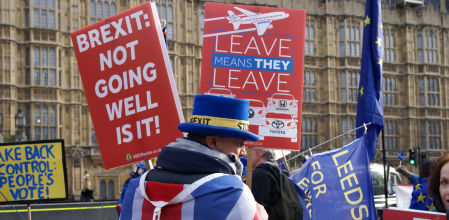 Un grupo de manifestantes contra el Brexit frente al Parlamento de Londres