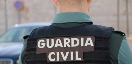 Un agente de la Guardia Civil, de espaldas.