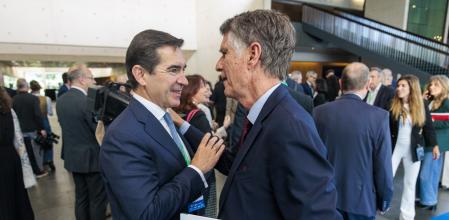 El presidente del BBVA, Carlos Torres, con el del Cercle d’Economia, Jaume Guardiola