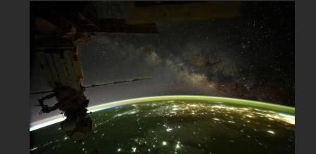 'One in a Billion', imagen captada desde la Estación Espacial Internacional por el astronatua de la NASA Don Pettit, con la Vía Láctea en el fondo de la semicúpula terrestre .